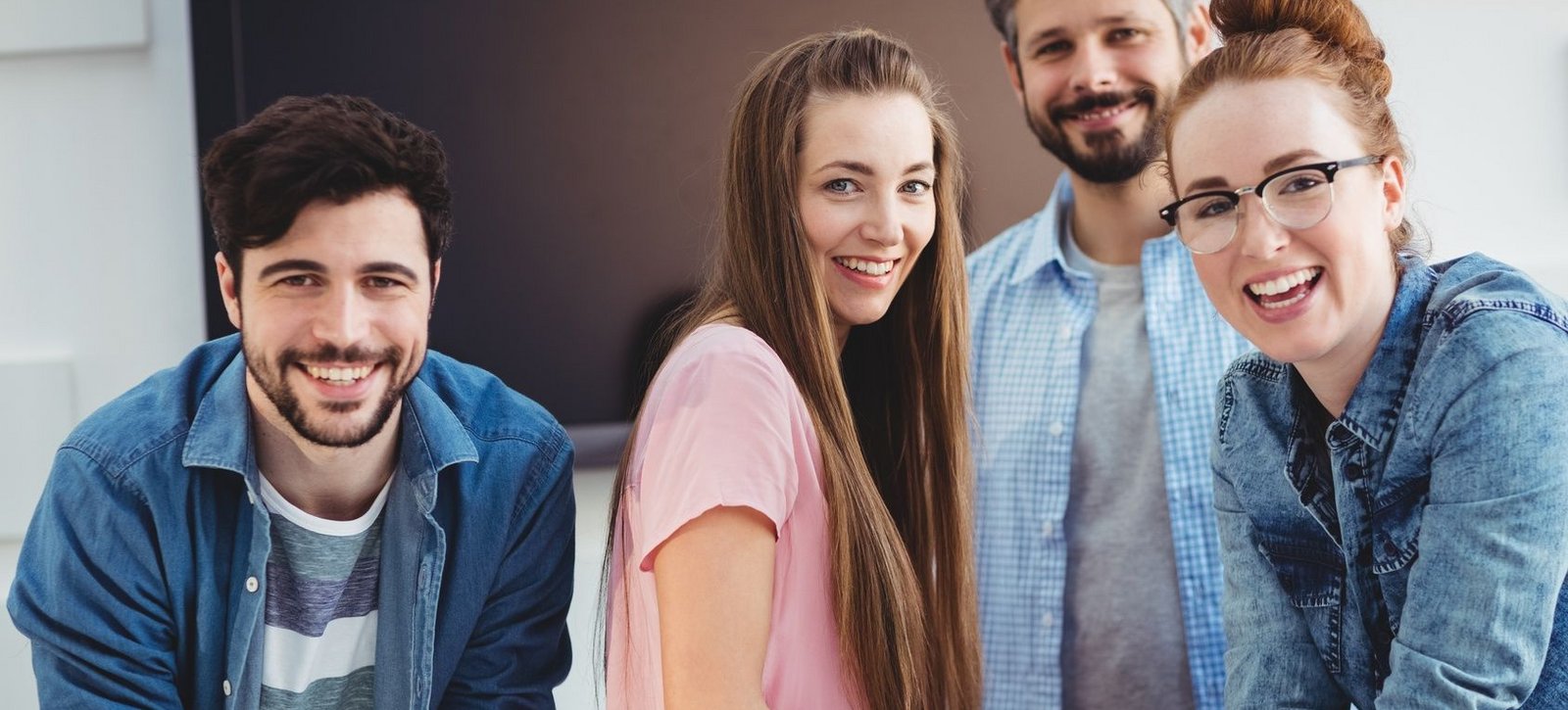 Zwei junge Frauen und zwei junge Männer in Ausbildung oder Studium