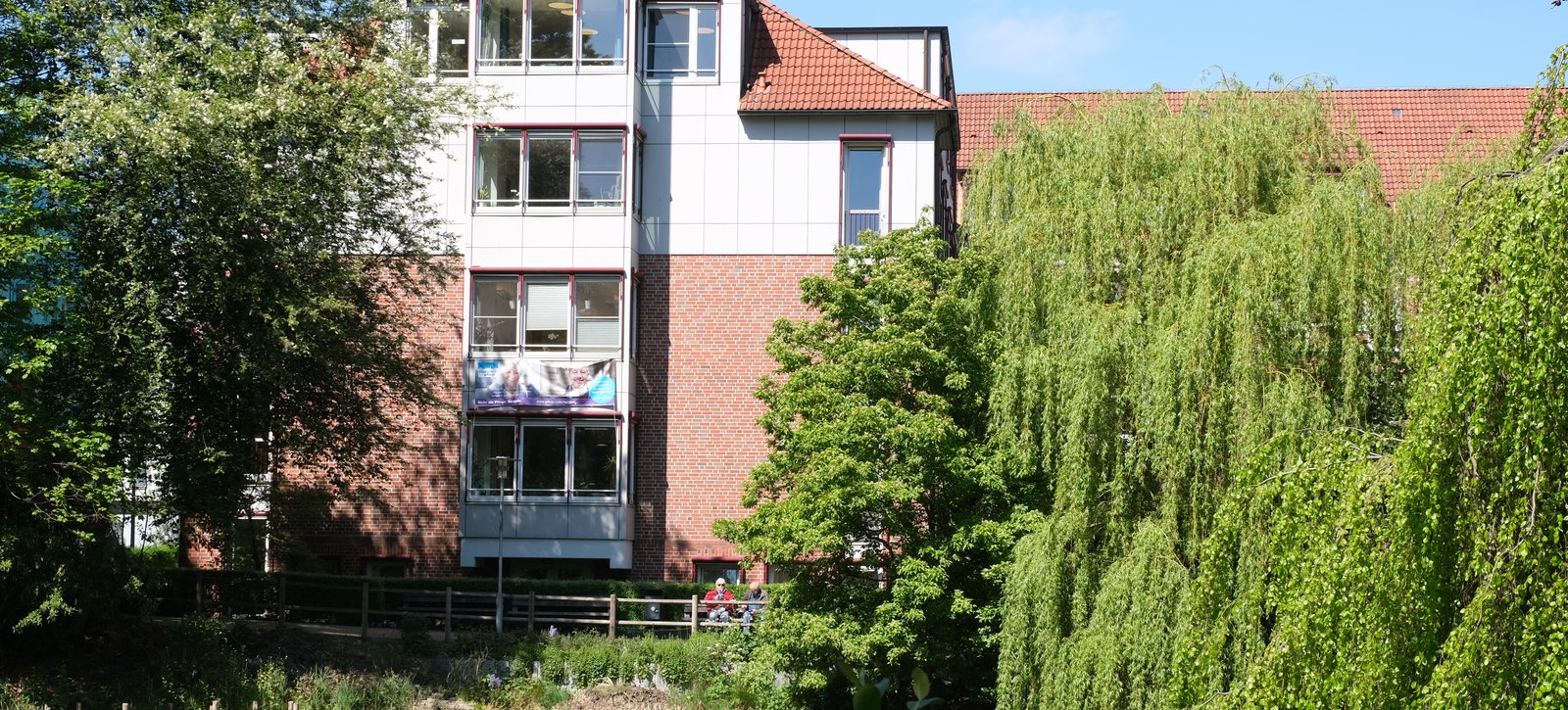 Blick über den Teich auf Haus Weinberg